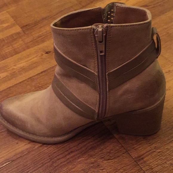 Tan boots - Picture 4 of 8